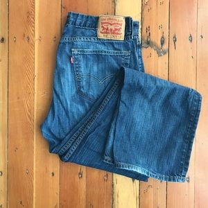 🕺Medium wash Levi’s 514 jeans 🕺🏽